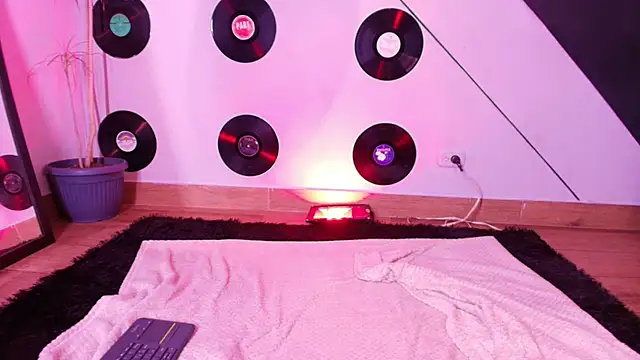 Snapshot of goddess_julieta chatting on 03/11/26, 06:47 goddess julieta online show from 03/11/26, 06:47