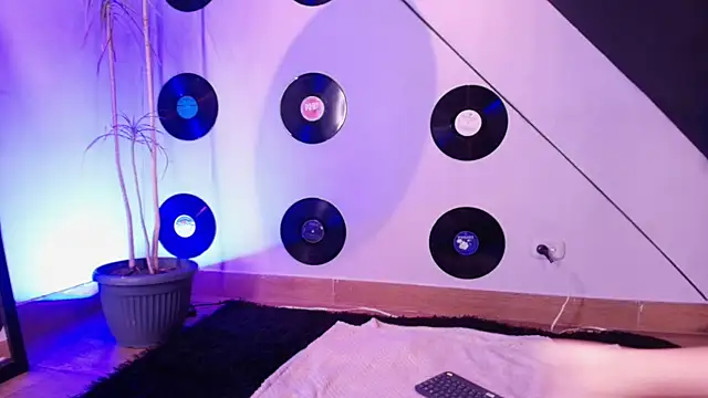 Snapshot of goddess_julieta chatting on 04/15/26, 07:32 goddess julieta online show from 04/15/26, 07:32