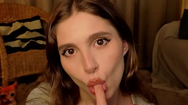 Snapshot of RozanneJordan chatting on 05/18/26, 06:03 RozanneJordan online show from 05/18/26, 06:03