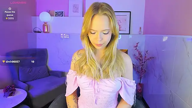 lucy loy online show from 11/25/25, 01:55