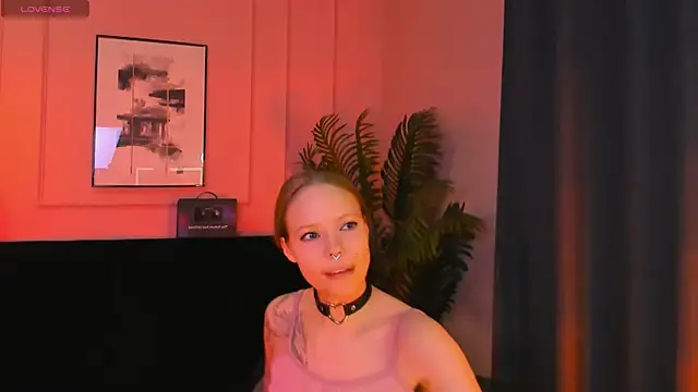 Snapshot of lucy_loy chatting on 04/15/26, 12:01 lucy loy online show from 04/15/26, 12:01