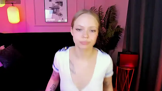 Snapshot of lucy_loy chatting on 04/16/26, 06:58 lucy loy online show from 04/16/26, 06:58