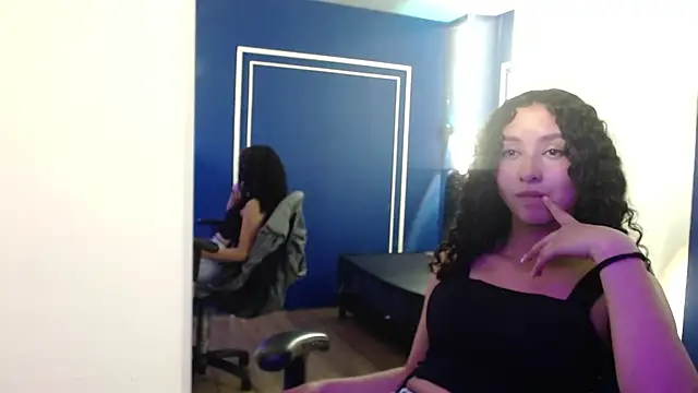 Snapshot of pettymoon1 chatting on 11/24/25, 07:13 pettymoon1 online show from 11/24/25, 07:13