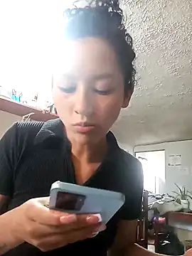 Snapshot of pettymoon1 chatting on 11/28/25, 04:31 pettymoon1 online show from 11/28/25, 04:31