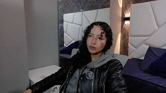 Snapshot of pettymoon1 chatting on 11/29/25, 11:35 pettymoon1 online show from 11/29/25, 11:35