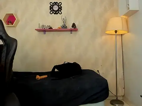 Snapshot of iam_milu19 chatting on 11/18/25, 07:40 iam milu19 online show from 11/18/25, 07:40