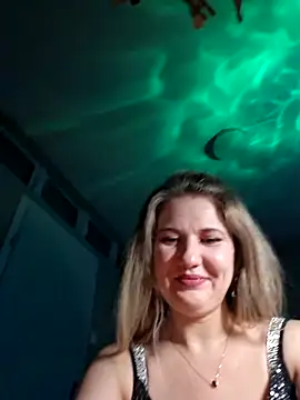 Snapshot of purplemoon1 chatting on 12/18/25, 10:16 purplemoon1 online show from 12/18/25, 10:16