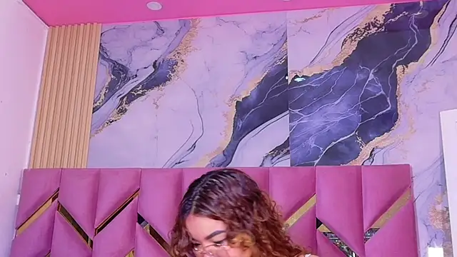 Snapshot of cutiecurvyForeign chatting on 11/26/25, 06:03 cutiecurvyForeign online show from 11/26/25, 06:03