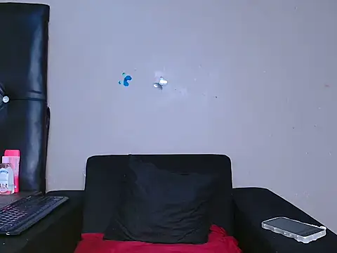 Snapshot of YELLOW-MELLO chatting on 11/26/25, 12:39 YELLOW-MELLO online show from 11/26/25, 12:39