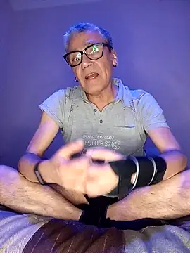 Snapshot of BCNBOTTOM chatting on 12/18/25, 08:15 BCNBOTTOM online show from 12/18/25, 08:15