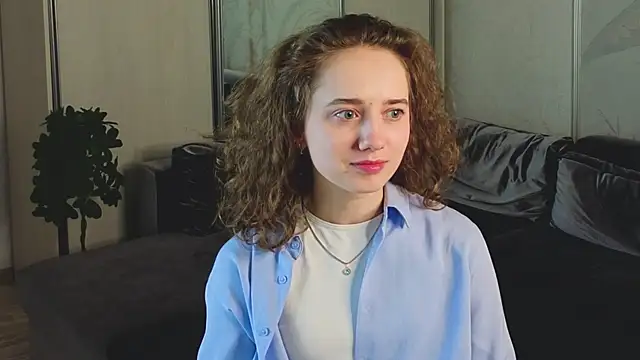 Snapshot of CuteLunette chatting on 12/05/25, 01:20 CuteLunette online show from 12/05/25, 01:20