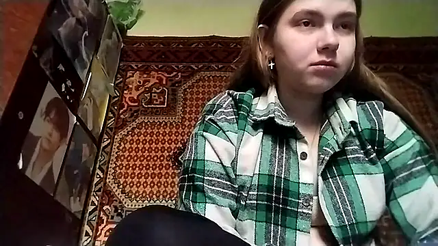 Snapshot of KikiBang chatting on 11/30/25, 08:18 KikiBang online show from 11/30/25, 08:18