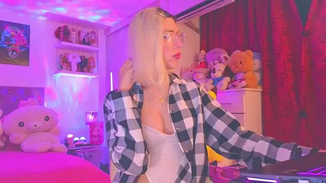 Snapshot of MadamBarbiee chatting on 11/28/25, 11:07 MadamBarbiee online show from 11/28/25, 11:07