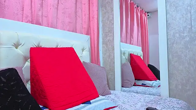 Snapshot of alicee_foox chatting on 04/13/26, 05:29 alicee foox online show from 04/13/26, 05:29