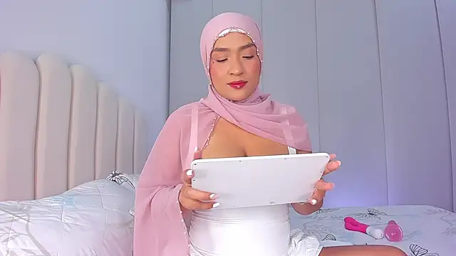 Snapshot of Amira-Zahra chatting on 04/26/26, 09:23 Amira-Zahra online show from 04/26/26, 09:23