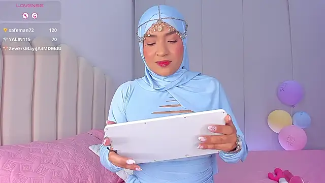 Snapshot of Amira-Zahra chatting on 05/21/26, 10:28 Amira-Zahra online show from 05/21/26, 10:28