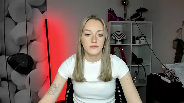 Snapshot of EvelynBlond chatting on 01/19/26, 01:26 EvelynBlond online show from 01/19/26, 01:26