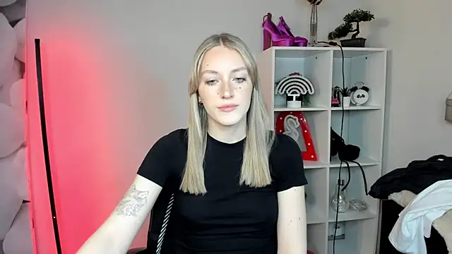 Snapshot of EvelynBlond chatting on 02/03/26, 01:27 EvelynBlond online show from 02/03/26, 01:27