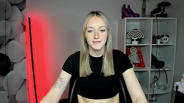 Snapshot of EvelynBlond chatting on 02/09/26, 01:37 EvelynBlond online show from 02/09/26, 01:37