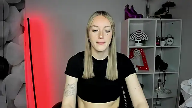 Snapshot of EvelynBlond chatting on 02/12/26, 10:10 EvelynBlond online show from 02/12/26, 10:10