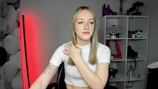 Snapshot of EvelynBlond chatting on 02/13/26, 10:22 EvelynBlond online show from 02/13/26, 10:22