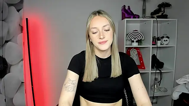 Snapshot of EvelynBlond chatting on 02/16/26, 06:42 EvelynBlond online show from 02/16/26, 06:42