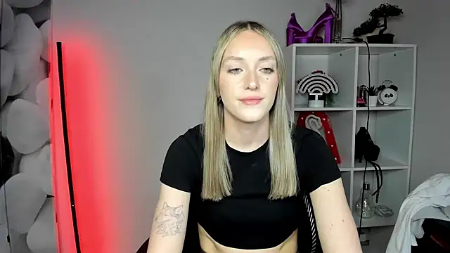 Snapshot of EvelynBlond chatting on 02/16/26, 06:48 EvelynBlond online show from 02/16/26, 06:48