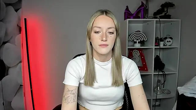 Snapshot of EvelynBlond chatting on 02/17/26, 01:29 EvelynBlond online show from 02/17/26, 01:29