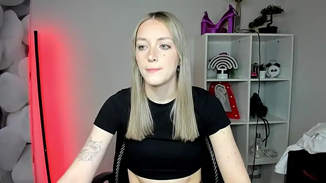 Snapshot of EvelynBlond chatting on 02/18/26, 06:31 EvelynBlond online show from 02/18/26, 06:31