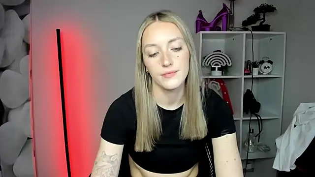 Snapshot of EvelynBlond chatting on 02/18/26, 06:37 EvelynBlond online show from 02/18/26, 06:37