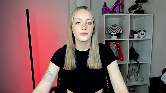 Snapshot of EvelynBlond chatting on 02/24/26, 01:42 EvelynBlond online show from 02/24/26, 01:42