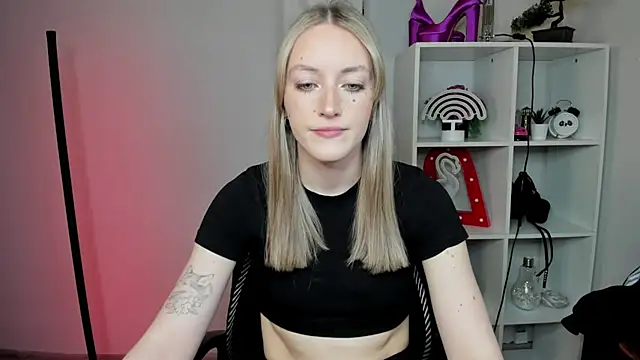 Snapshot of EvelynBlond chatting on 02/27/26, 01:33 EvelynBlond online show from 02/27/26, 01:33