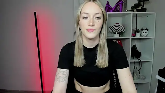 Snapshot of EvelynBlond chatting on 03/02/26, 06:25 EvelynBlond online show from 03/02/26, 06:25