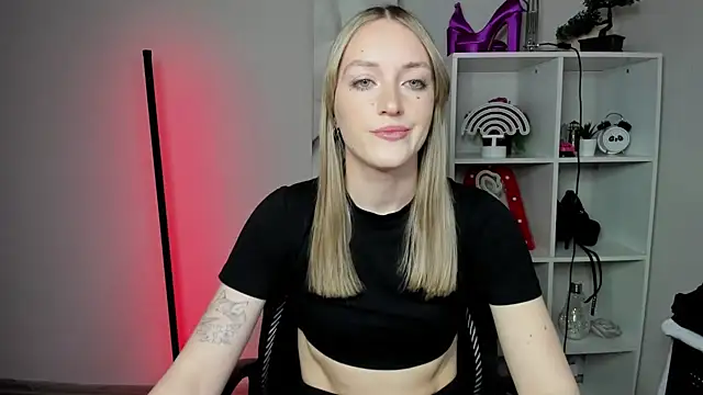 Snapshot of EvelynBlond chatting on 03/02/26, 07:15 EvelynBlond online show from 03/02/26, 07:15