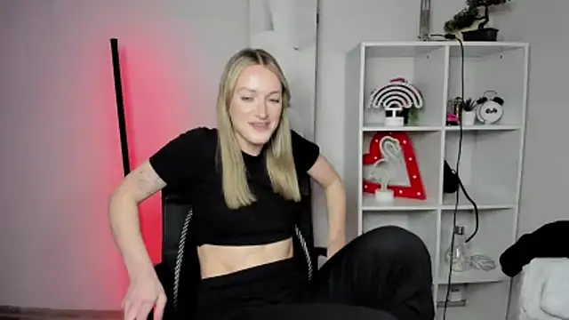 Snapshot of EvelynBlond chatting on 03/02/26, 07:21 EvelynBlond online show from 03/02/26, 07:21