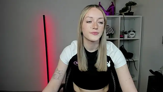 Snapshot of EvelynBlond chatting on 03/10/26, 01:27 EvelynBlond online show from 03/10/26, 01:27