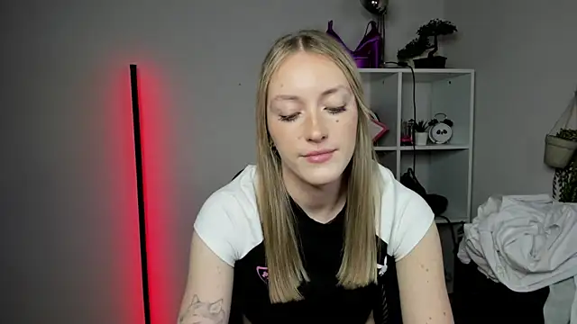 Snapshot of EvelynBlond chatting on 03/11/26, 06:36 EvelynBlond online show from 03/11/26, 06:36