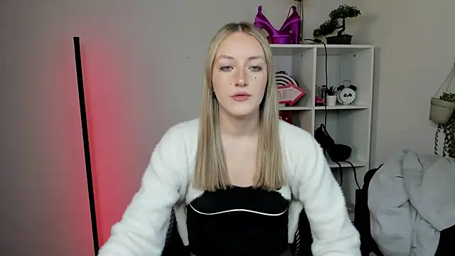 Snapshot of EvelynBlond chatting on 03/12/26, 01:50 EvelynBlond online show from 03/12/26, 01:50