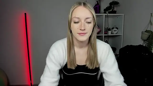 Snapshot of EvelynBlond chatting on 03/16/26, 06:28 EvelynBlond online show from 03/16/26, 06:28