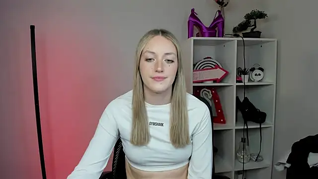 Snapshot of EvelynBlond chatting on 03/18/26, 06:33 EvelynBlond online show from 03/18/26, 06:33