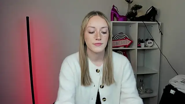 Snapshot of EvelynBlond chatting on 03/20/26, 01:38 EvelynBlond online show from 03/20/26, 01:38