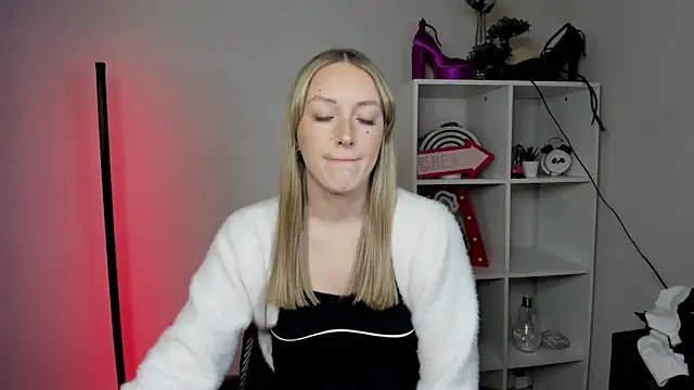 Snapshot of EvelynBlond chatting on 03/23/26, 01:26 EvelynBlond online show from 03/23/26, 01:26