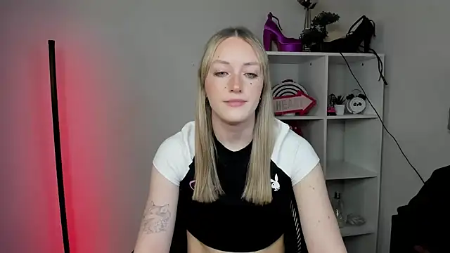 Snapshot of EvelynBlond chatting on 03/24/26, 01:27 EvelynBlond online show from 03/24/26, 01:27