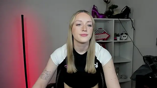 Snapshot of EvelynBlond chatting on 03/25/26, 01:39 EvelynBlond online show from 03/25/26, 01:39