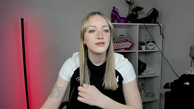 Snapshot of EvelynBlond chatting on 03/26/26, 06:19 EvelynBlond online show from 03/26/26, 06:19