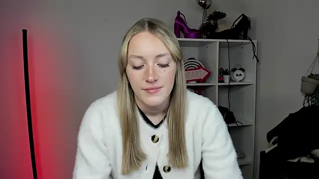 Snapshot of EvelynBlond chatting on 03/26/26, 06:24 EvelynBlond online show from 03/26/26, 06:24