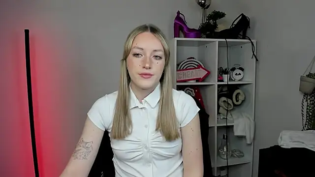 Snapshot of EvelynBlond chatting on 03/27/26, 10:15 EvelynBlond online show from 03/27/26, 10:15