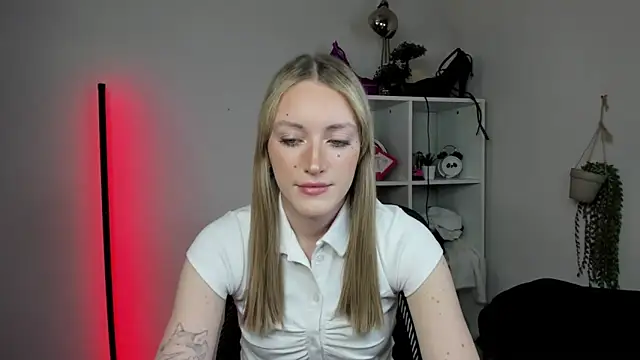 Snapshot of EvelynBlond chatting on 03/31/26, 12:38 EvelynBlond online show from 03/31/26, 12:38