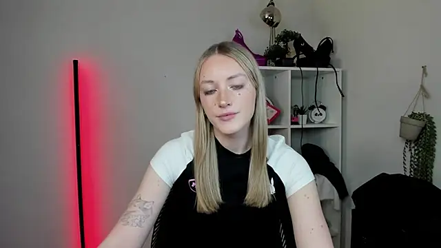 Snapshot of EvelynBlond chatting on 04/01/26, 12:39 EvelynBlond online show from 04/01/26, 12:39