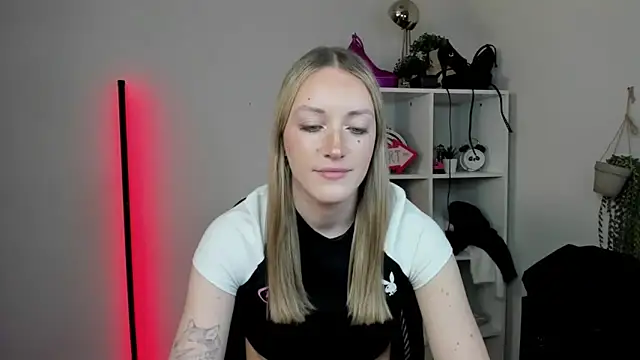 Snapshot of EvelynBlond chatting on 04/01/26, 01:41 EvelynBlond online show from 04/01/26, 01:41